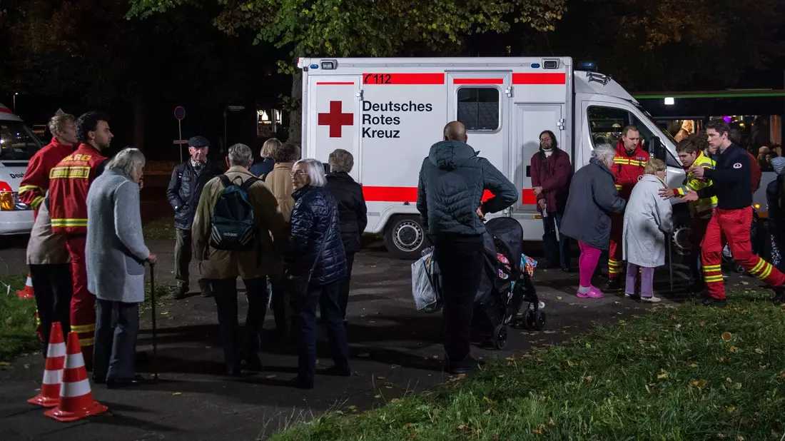 Evakuierte Personen verlassen nach der Entschärfung einer Fliegerbombe aus dem Zweiten Weltkrieg die Herschelschule in Hannover (Archivbild von 2017). - Bild: picture alliance / Silas Stein/dpa