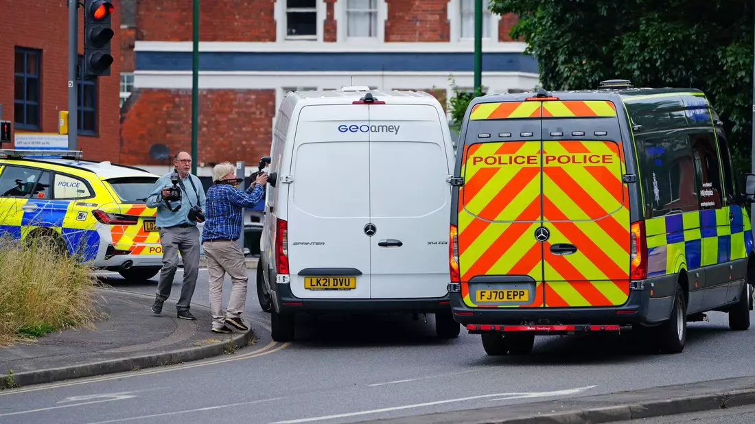 Ein Gefängnistransporter mit Polizeieskorte verlässt das Gericht, wo der mutmaßliche Täter dem Haftrichter vorgeführt worden war. - Bild: Ben Birchall/PA Wire/dpa