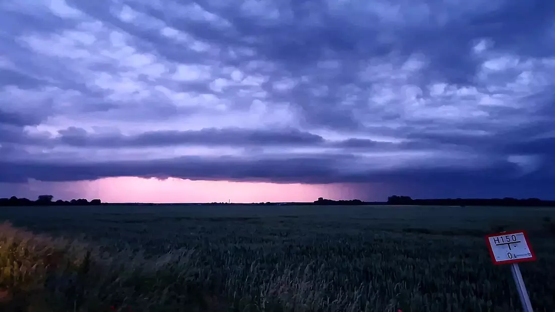 Eine Regenfront zieht über Brandenburg und Teile Sachsen-Anhalts hinweg. Mit zunehmender Feuchtigkeit wird die Hitze in den nächsten Tagen unangenehmer. - Bild: Cevin Dettlaff/dpa