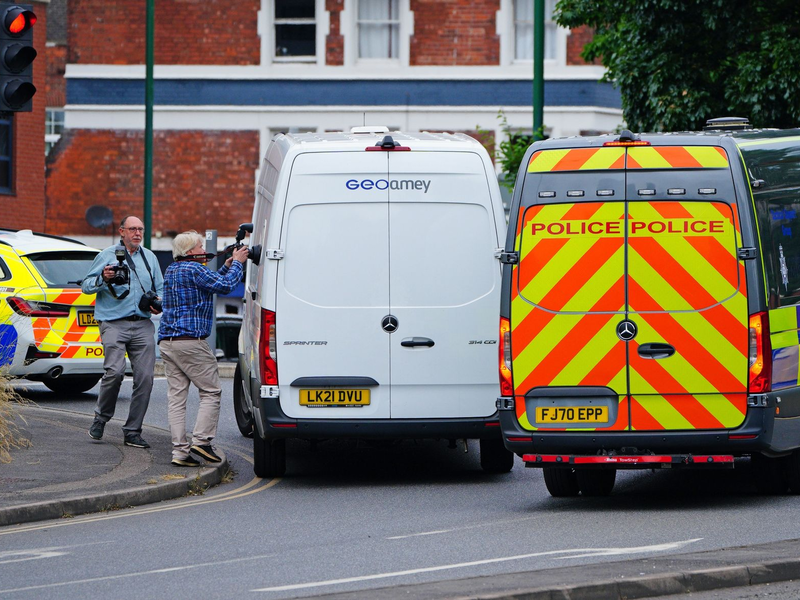 Ein Gefängnistransporter mit Polizeieskorte verlässt das Gericht in Nottingham, wo der mutmaßliche Täter dem Haftrichter vorgeführt worden war. - Foto: Ben Birchall/PA Wire/dpa