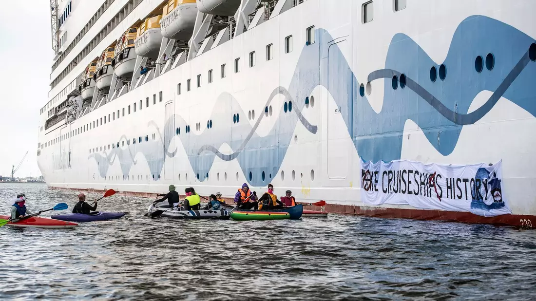 Die Klimaaktivisten versuchen, das Kreuzfahrtschiff «Aida Diva» am Auslaufen zu hindern. - Bild: Frank Hormann/dpa