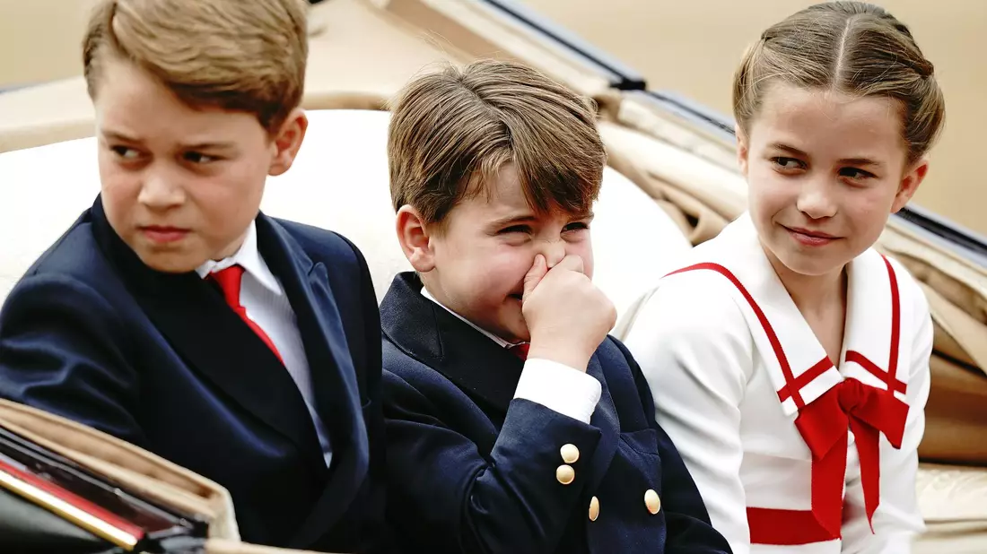 Was riecht denn da: Prinz George (l-r), Prinz Louis und Prinzessin Charlotte während der «Trooping the Colour»-Zeremonie in London. - Bild: Aaron Chown/PA Wire/dpa