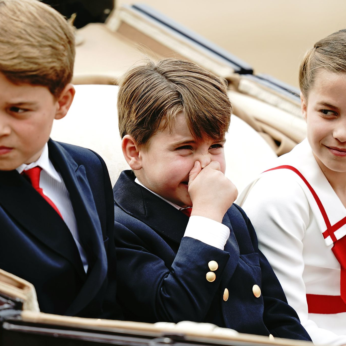 Was riecht denn da: Prinz George (l-r), Prinz Louis und Prinzessin Charlotte während der «Trooping the Colour»-Zeremonie in London. - Foto: Aaron Chown/PA Wire/dpa