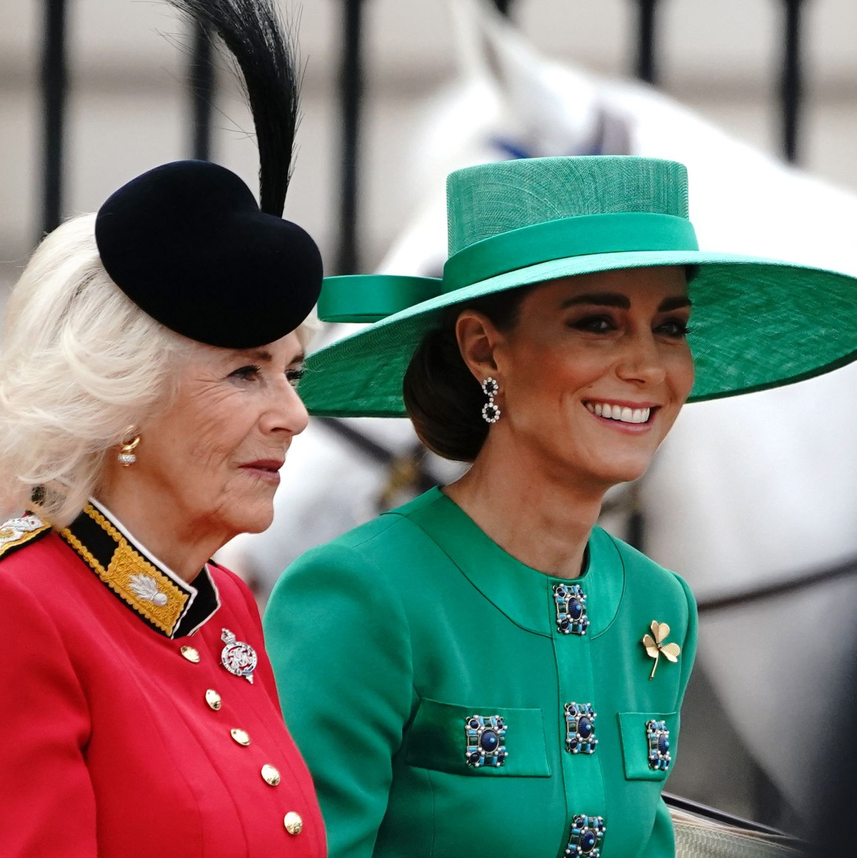 Königin Camilla (l) und Prinzessin Kate nehmen in einer offenen Kutsche an der Parade teil. - Foto: Victoria Jones/PA Wire/dpa