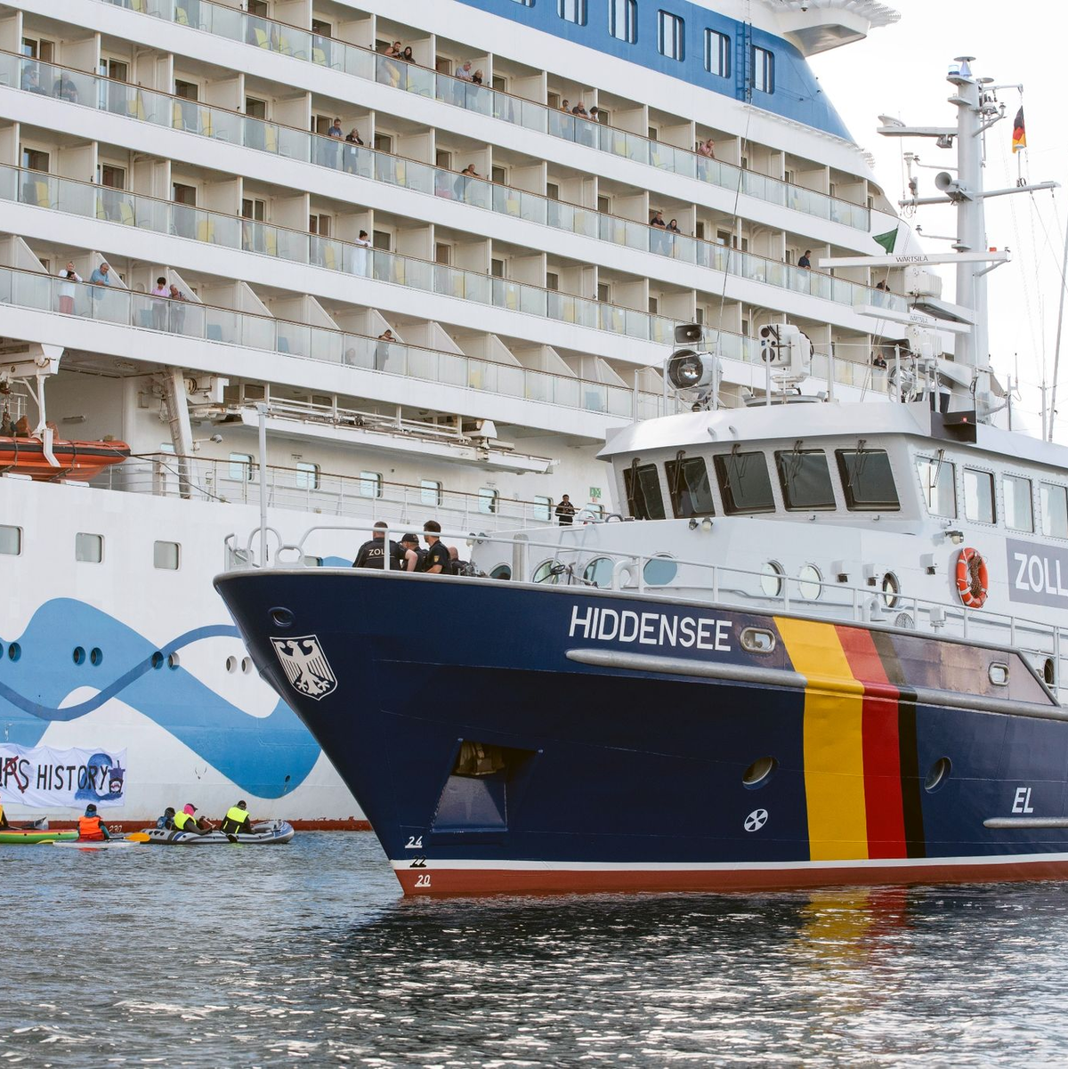 Die MS Hiddensee der Küstenwache im Hafen von Rostock-Warnemünde. - Foto: Frank Hormann/dpa
