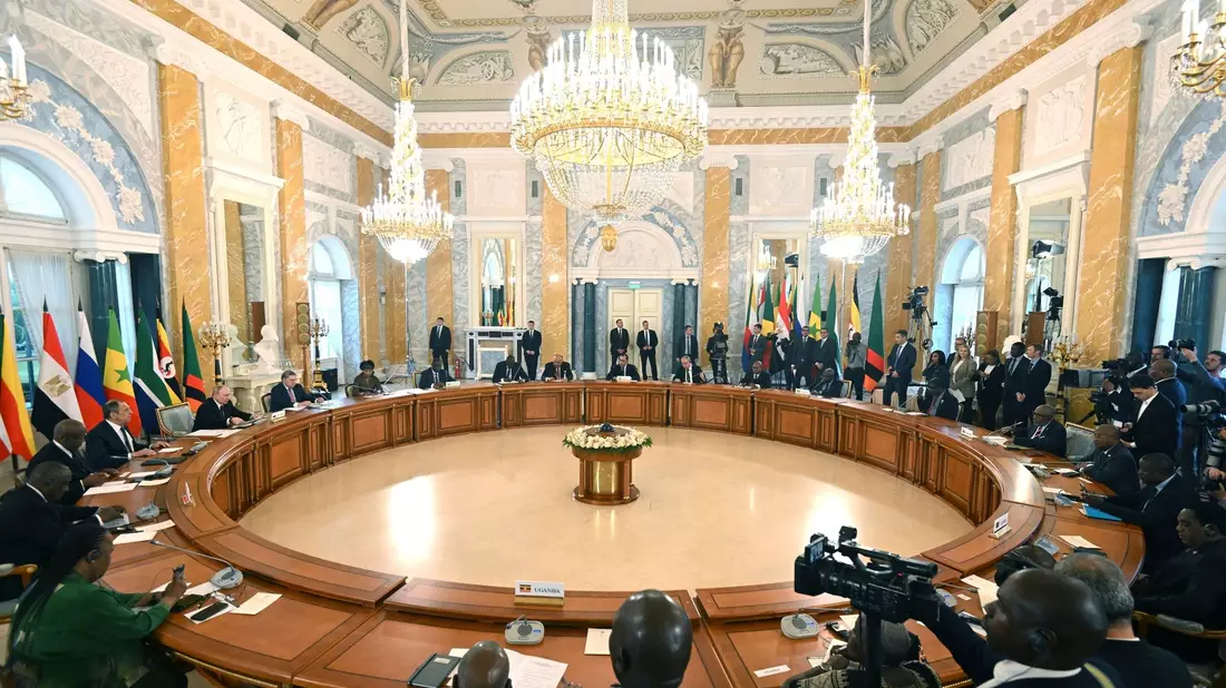 Der russische Präsident Putin (l) konferiert in St. Petersburg mit der afrikanischen Delegation. - Bild: Pavel Bednyakov/RIA Novosti/AP/dpa