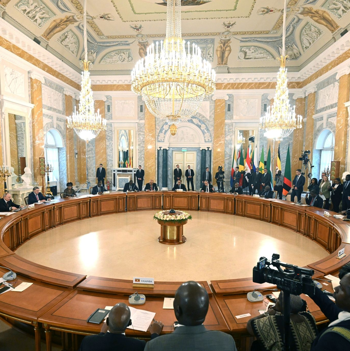 Der russische Präsident Putin (l) konferiert in St. Petersburg mit der afrikanischen Delegation. - Foto: Pavel Bednyakov/RIA Novosti/AP/dpa