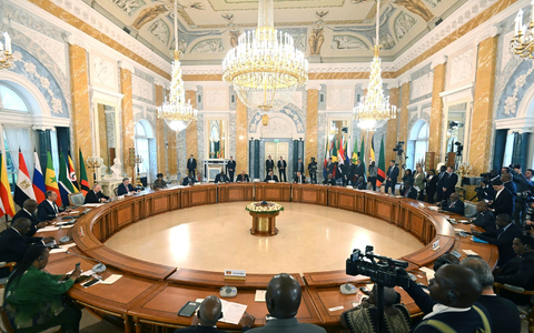 Der russische Außenminister Sergej Lawrow (l.) und der außenpolitische Berater des russischen Präsidenten Juri Uschakow sind für Gespräche mit US-Außenminister Marco Rubio nach Saudi-Arabien gereist. (Archivbild) - Foto: Pavel Bednyakov/RIA Novosti/AP/dpa