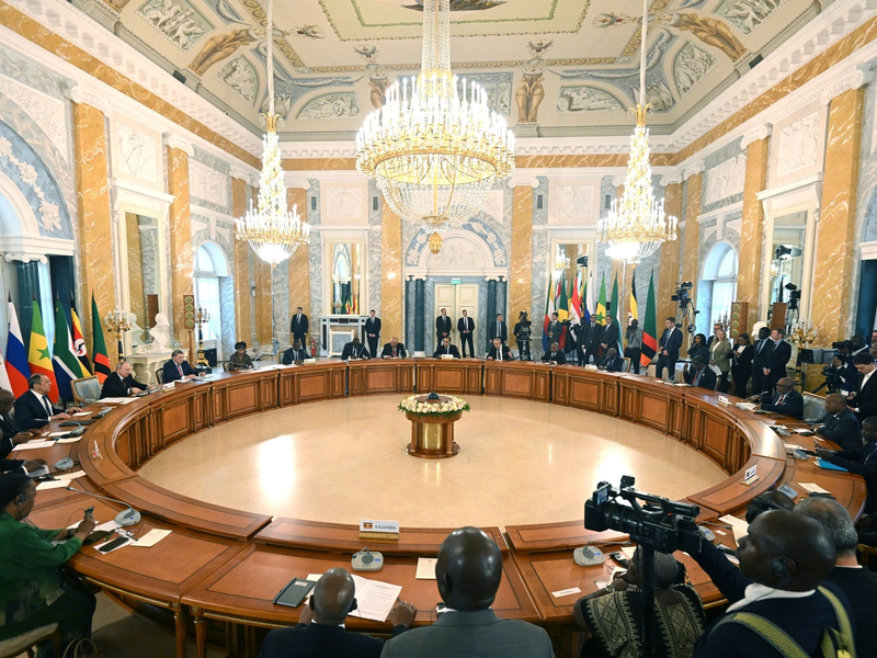 Präsident Putin (l) konferiert mit den Vertretern mehrerer afrikanischer Staaten in St. Petersburg. - Foto: Pavel Bednyakov/RIA Novosti/AP/dpa