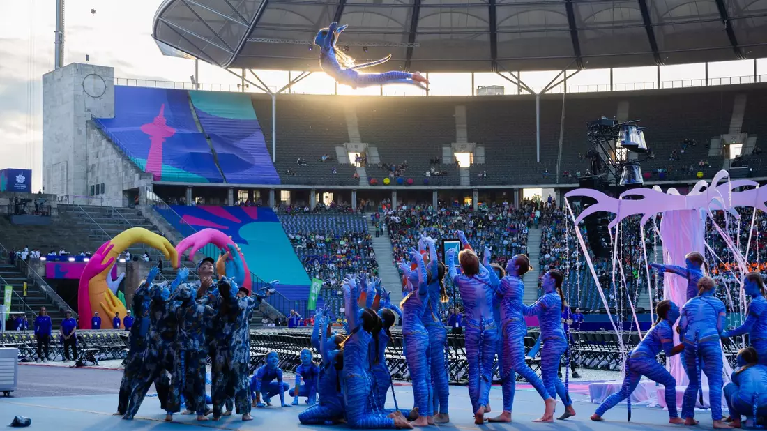 Avatar-Darsteller bieten eine Showeinlage im Olympiastadion. - Bild: Christoph Soeder/dpa