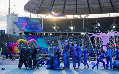 Avatar-Darsteller bieten eine Showeinlage im Olympiastadion. - Foto: Christoph Soeder/dpa