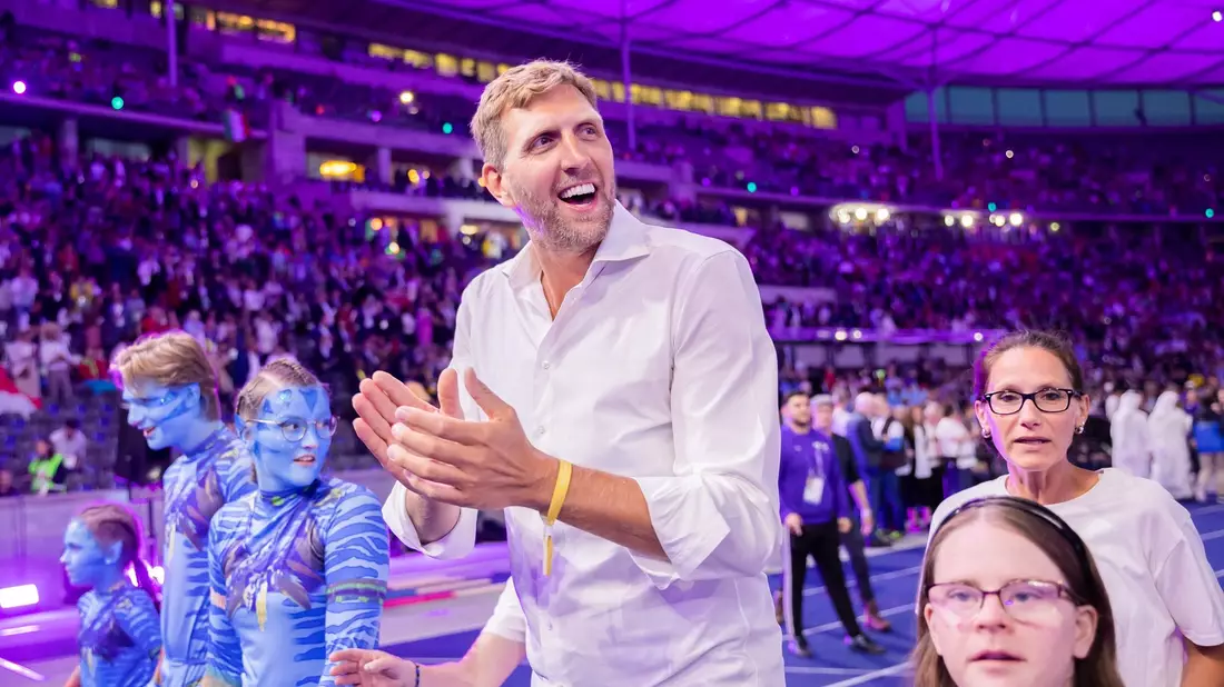 Dirk Nowitzki (M), ehemaliger Basketballprofi, setzt sich aktiv für die Weltspiele in. - Bild: Christoph Soeder/dpa