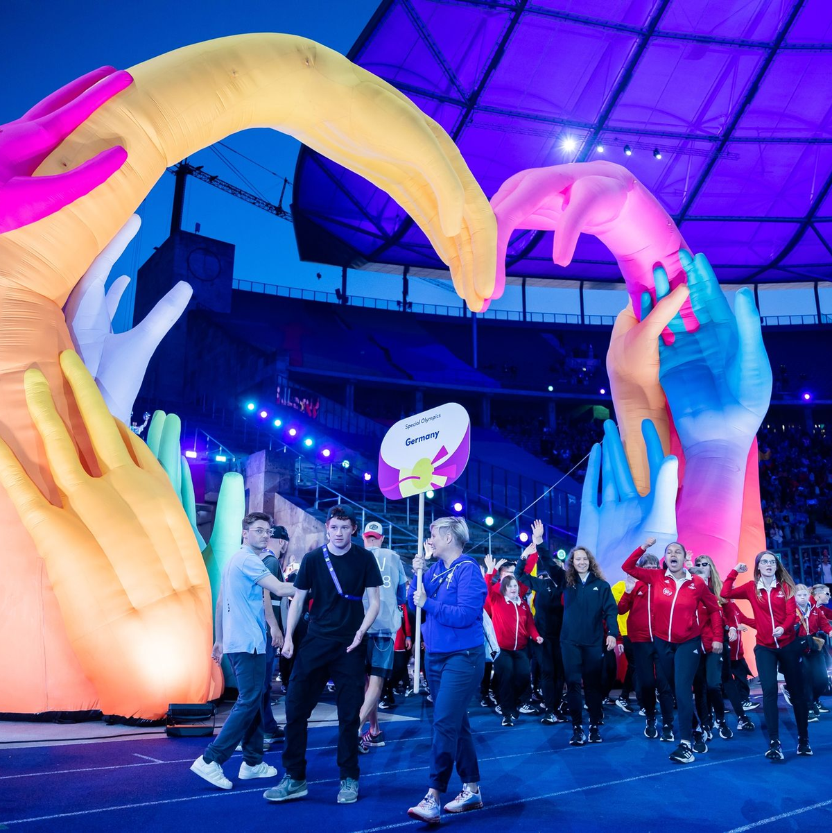Athleten aus Deutschland kommen bei der Eröffnungsfeier der Special Olympics World Games Berlin 2023 ins Olympiastadion. - Foto: Christoph Soeder/dpa