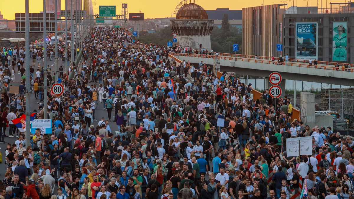 Menschen marschieren während einer Demonstration auf einer Autobahn in Belgrad. - Foto: Milos Miskov/AP