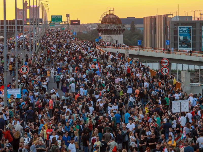 Menschen marschieren während einer Demonstration auf einer Autobahn in Belgrad. - Foto: Milos Miskov/AP