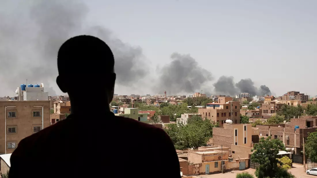 Schwarzer Rauch steigt am 22.04.2023 über der sudanesischen Hauptstadt Khartum auf. Seit Beginn des gewaltsamen Machtkampfes hat es bereits mehrfach Waffenpausen gegeben - für kurze Zeit. - Bild: Marwan Ali/AP