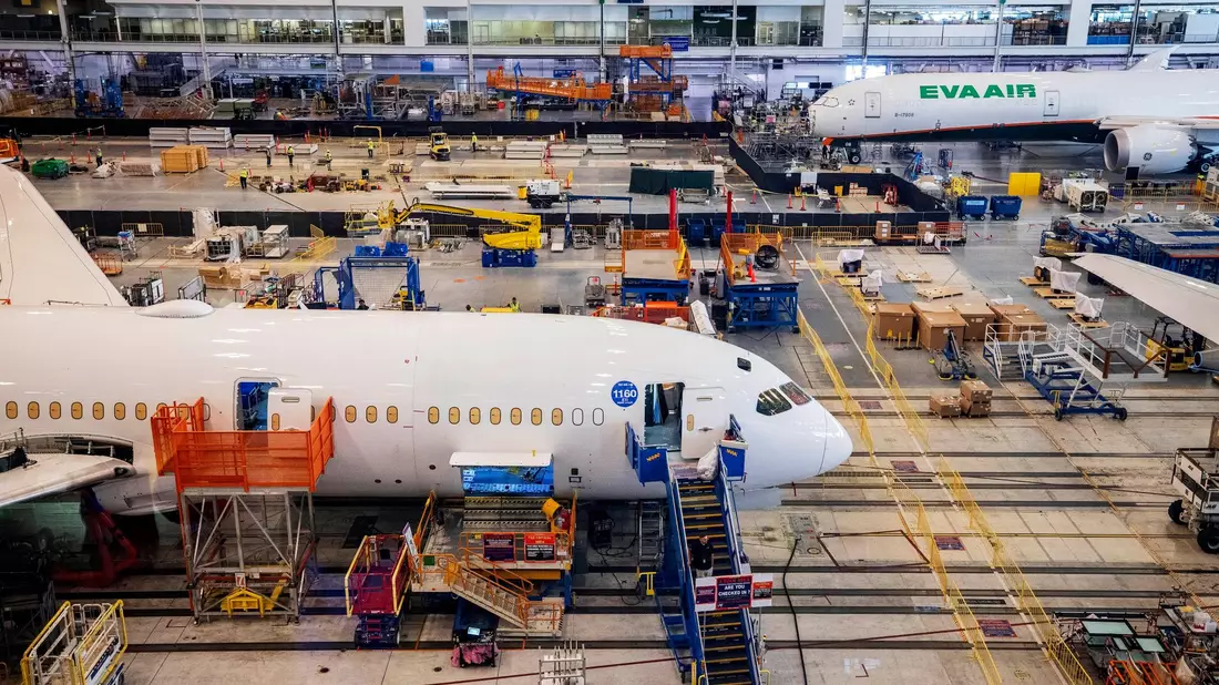 Boeing-Mitarbeiter montieren ein Flugzeug des Typs «Boeing 787» im Hauptmontagegebäude auf dem Boeing-Campus in der US-Stadt North-Charleston. - Bild: Gavin McIntyre/The Post And Courier/POOL/AP/dpa