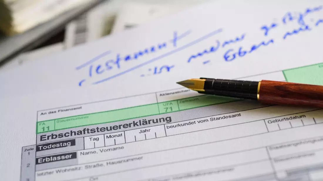 Formular für die Erbschaftsteuererklärung. Viele Familienunternehmen fürchten bei einer Übergabe der Firma an die nächste Generation starke Belastungen durch die Erbschaftsteuer. - Bild: Hans-Jürgen Wiedl/dpa-Zentralbild/dpa