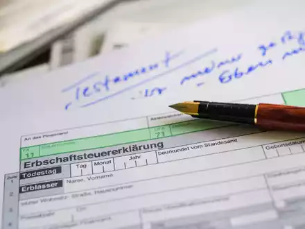 Formular für die Erbschaftsteuererklärung. Viele Familienunternehmen fürchten bei einer Übergabe der Firma an die nächste Generation starke Belastungen durch die Erbschaftsteuer. - Foto: Hans-Jürgen Wiedl/dpa-Zentralbild/dpa