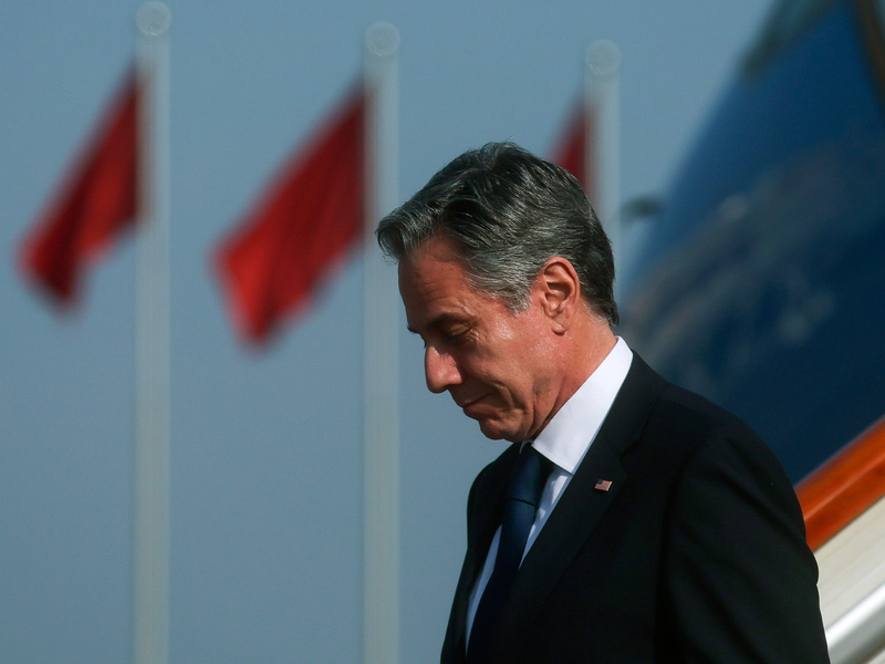 US-Außenminister Antony Blinken trifft in Peking ein. - Foto: Leah Millis/Reuters Pool via AP/dpa