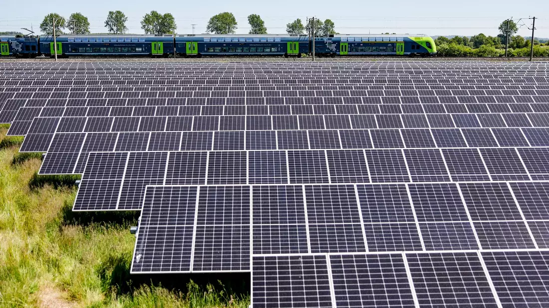Ein Solarfeld in Schleswig-Holstein. - Bild: Axel Heimken/dpa