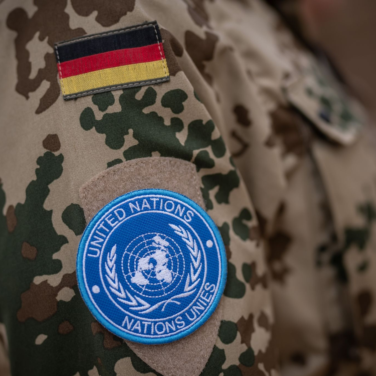 Das Schulterabzeichen der Minusma-Friedensmission an der Uniform eines Bundeswehr-Soldaten im Camp Castor in Gao (Archivbild). - Foto: Michael Kappeler/dpa