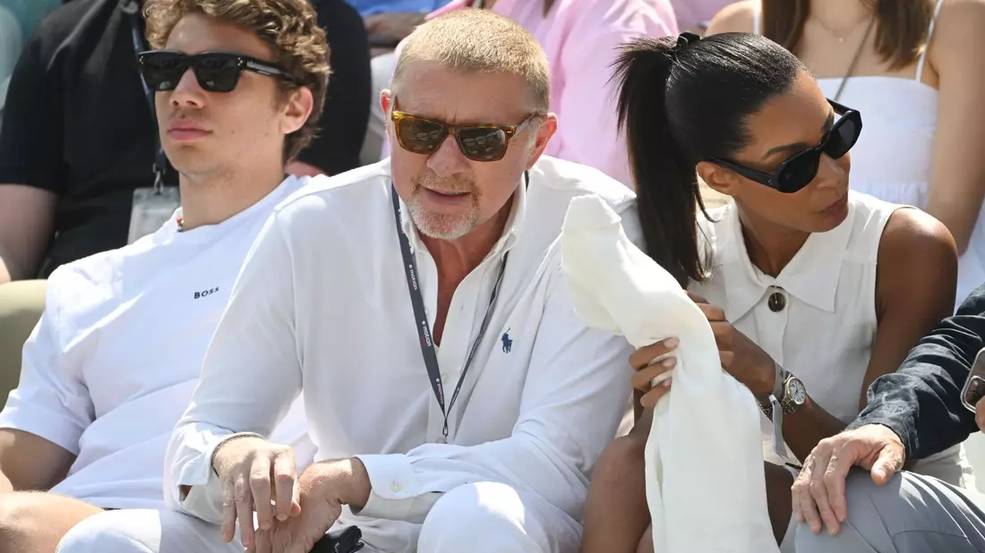 Der ehemalige Tennisprofi Boris Becker sitzt mit seinem Sohn Elias (l) und seiner Partnerin Lilian de Carvalho Monteiro als Zuschauer auf der Tribüne. - Bild: Marijan Murat/dpa