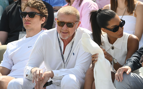 Der ehemalige Tennisprofi Boris Becker sitzt mit seinem Sohn Elias (l) und seiner Partnerin Lilian de Carvalho Monteiro als Zuschauer auf der Tribüne. - Foto: Marijan Murat/dpa