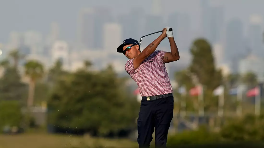 Rickie Fowler beobachtet seinen Abschlag am 13. Loch. - Bild: George Walker IV/AP/dpa
