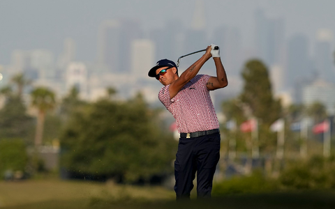 Rickie Fowler beobachtet seinen Abschlag am 13. Loch. - Foto: George Walker IV/AP/dpa