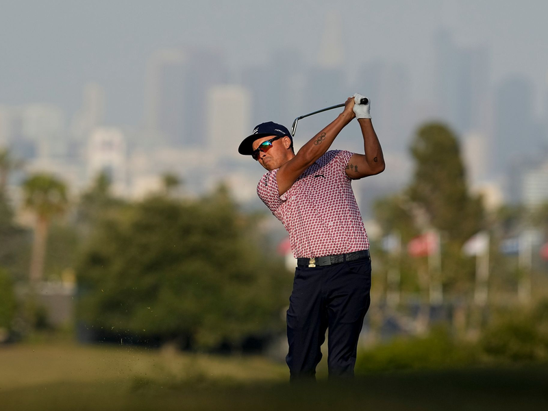 Rickie Fowler beobachtet seinen Abschlag am 13. Loch. - Foto: George Walker IV/AP/dpa
