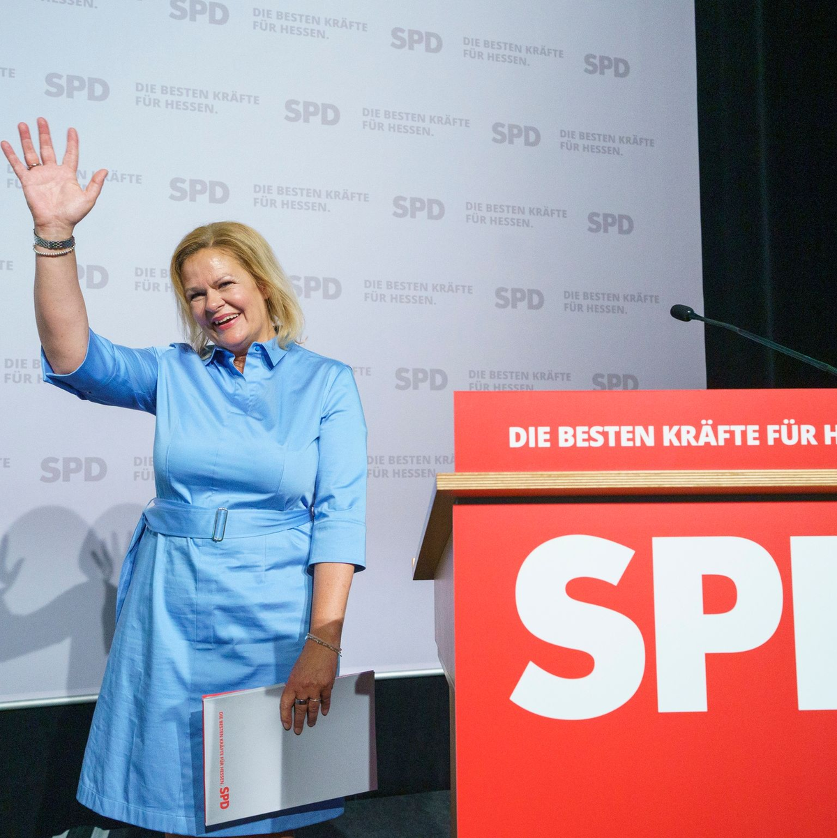 Gruß an die Delegierten in Hanau: Nancy Faeser winkt auf dem Landesparteitag. Unter dem Motto «Die besten Kräfte für Hessen» startet die Hessen-SPD auf ihrem Parteitag in den Wahlkampf für die Landtagswahl im Oktober. - Foto: Andreas Arnold/dpa