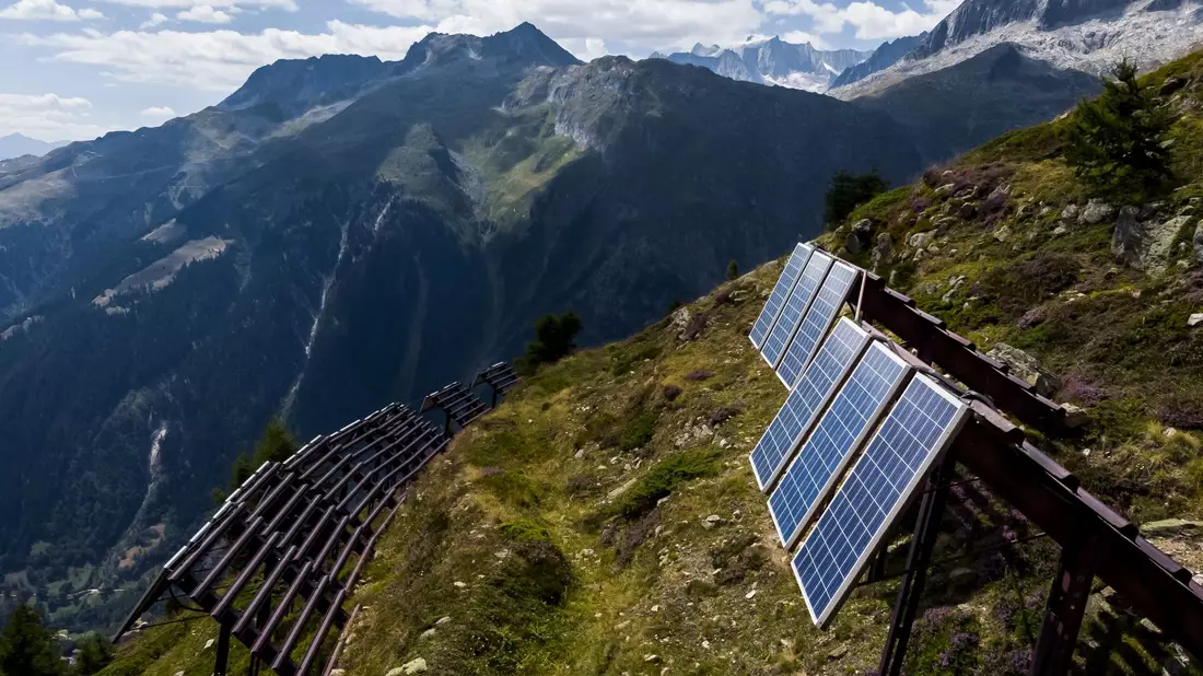 Photovoltaik-Paneele produzieren erneuerbare Energie und tragen zur Energieversorgung der Schweiz bei. - Bild: Jean-Christophe Bott/KEYSTONE/dpa