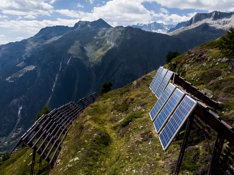 Photovoltaik-Paneele produzieren erneuerbare Energie und tragen zur Energieversorgung der Schweiz bei. - Foto: Jean-Christophe Bott/KEYSTONE/dpa