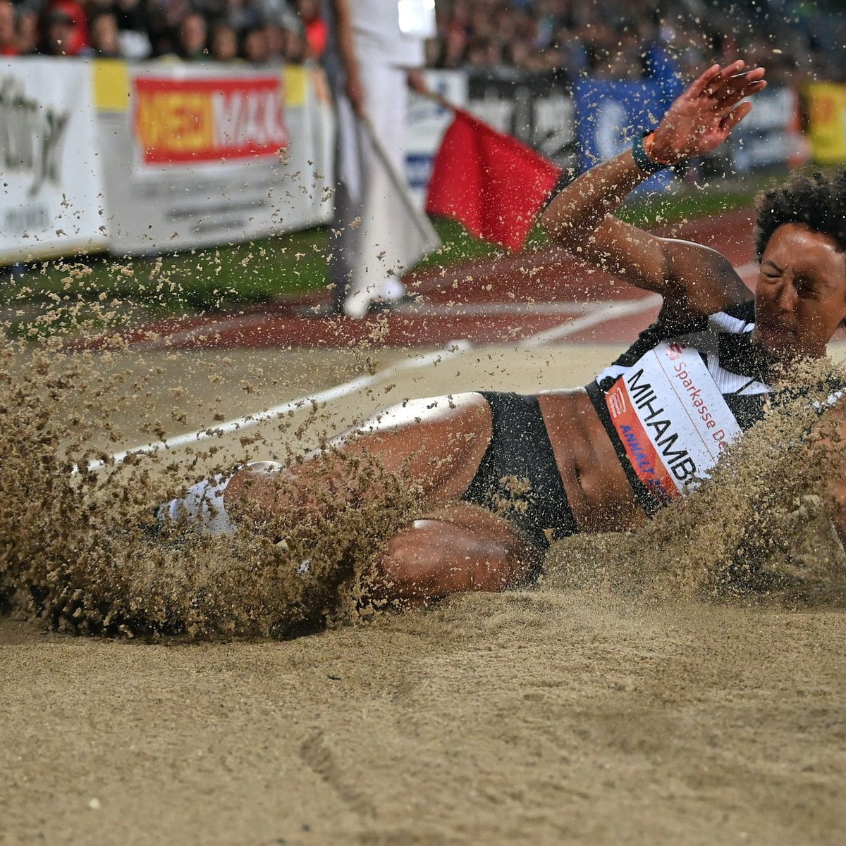 Malaika Mihambo hat das Weitspringen beim Anhalt-Meeting gewonnen. - Foto: Hendrik Schmidt/dpa-Zentralbild/dpa