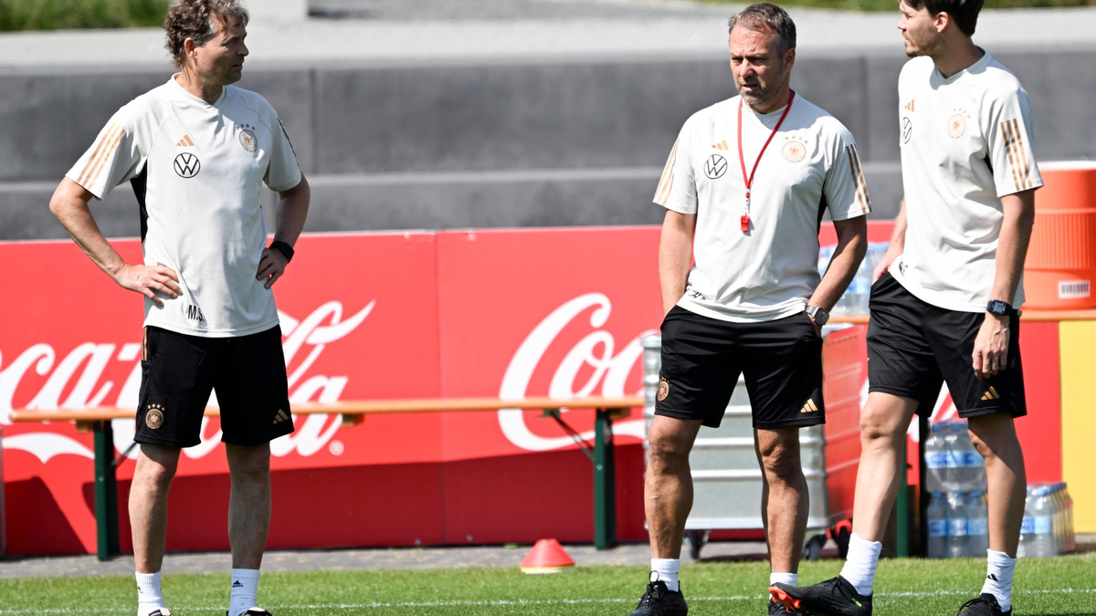 Bundestrainer Hansi Flick (M) spricht während des Trainings mit den Assistenztrainern Marcus Sorg (l) und Danny Röhl. - Foto: Federico Gambarini/dpa