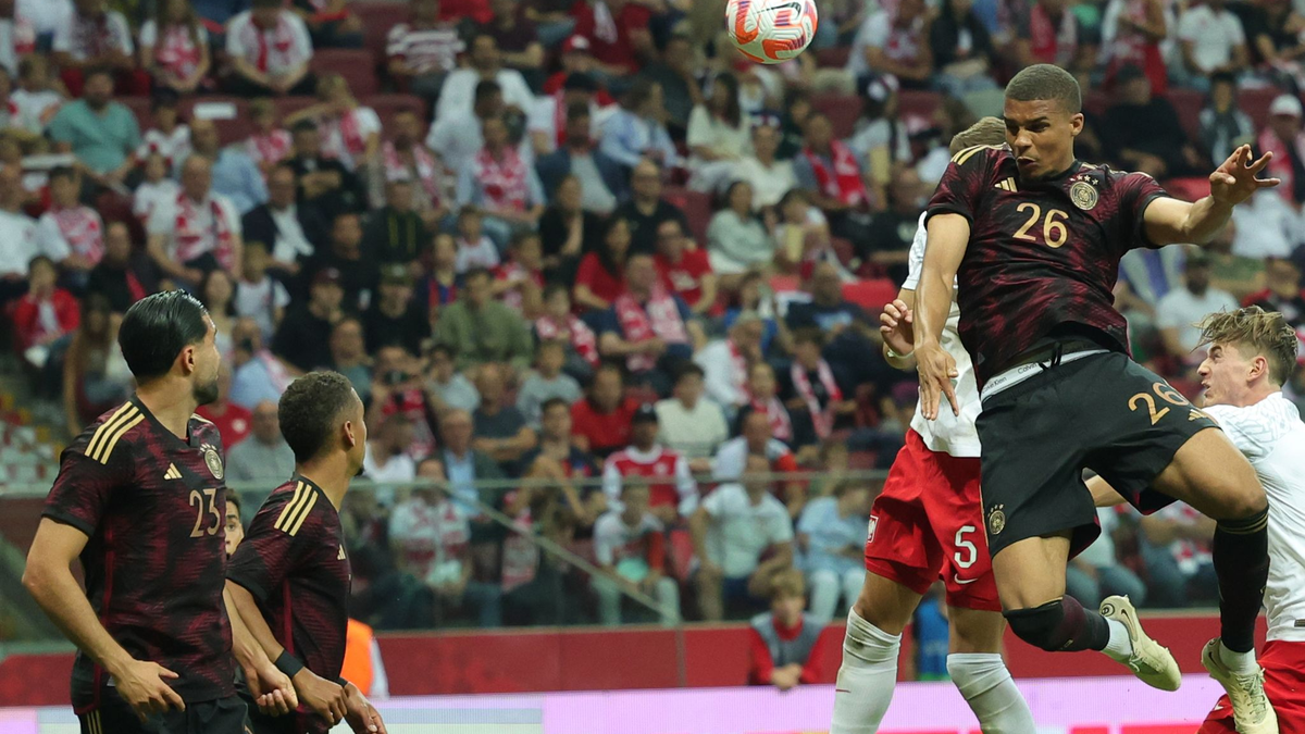 Deutschlands Malick Thiaw (r) kommt gegen Polens Jan Bednarek zum Kopfball. - Foto: Christian Charisius/dpa