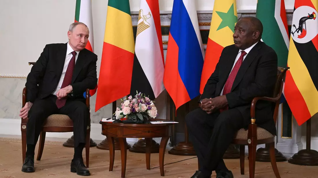 Wladimir Putin (l) unterhält sich mit dem südafrikanischen Präsidenten Cyril Ramaphosa nach einem Treffen mit einer Delegation afrikanischer Staatsoberhäupter. - Bild: Ramil Sitdikov/Photo host Agency RIA Novosti via AP/dpa