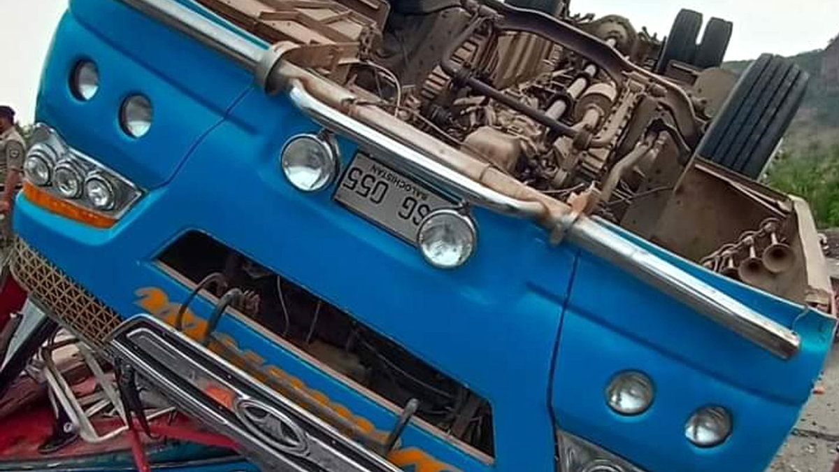 Der umgestürzte Bus an der Unfallstelle: Mehrere Menschen wurden getötet oder verletzt. - Foto: ---/XinHua/dpa