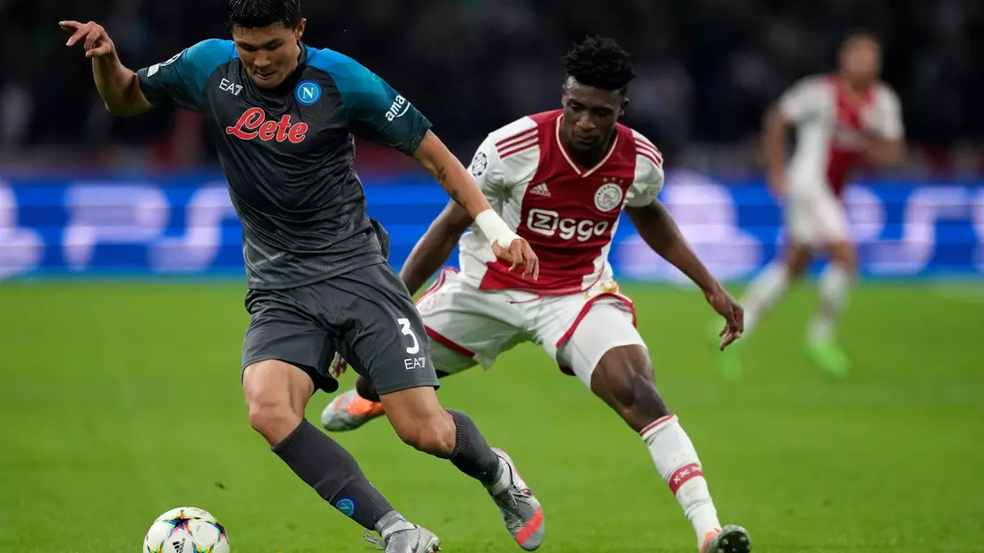 Der FC Bayern hatte Medienberichten zufolge Kontakt mit den Beratern wegen eines Wechsels des Südkoreaners Kim (l). - Bild: Peter Dejong/AP/dpa