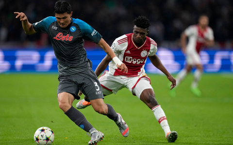 Der FC Bayern hatte Medienberichten zufolge Kontakt mit den Beratern wegen eines Wechsels des Südkoreaners Kim (l). - Foto: Peter Dejong/AP/dpa Der FC Bayern hatte Medienberichten zufolge Kontakt mit den Beratern wegen eines Wechsels des Südkoreaners Kim (l). - Foto: Peter Dejong/AP/dpa