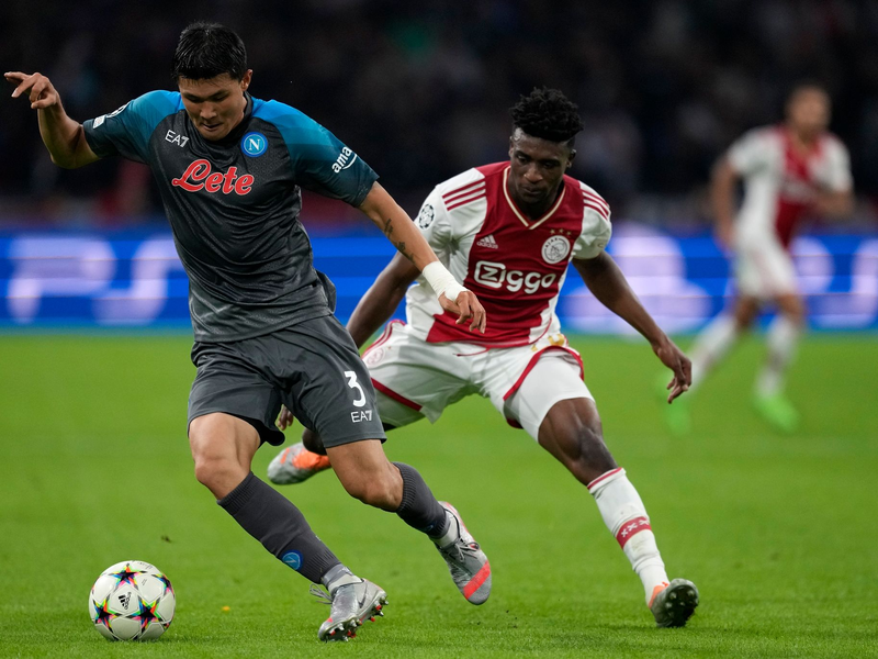 Der FC Bayern hatte Medienberichten zufolge Kontakt mit den Beratern wegen eines Wechsels des Südkoreaners Kim (l). - Foto: Peter Dejong/AP/dpa