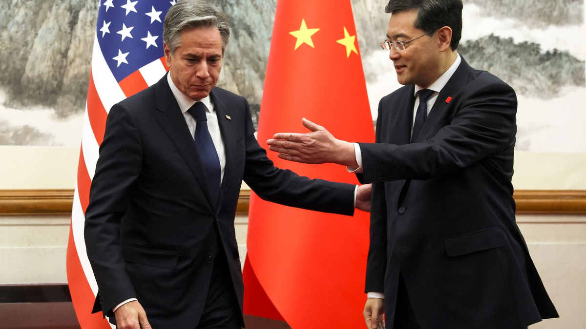 US-Außenminister Antony Blinken (l) trifft sich mit dem chinesischen Außenminister Qin Gang im Pekinger Staatsgästehaus Diaoyutai. - Foto: Leah Millis/Reuters Pool via AP/dpa