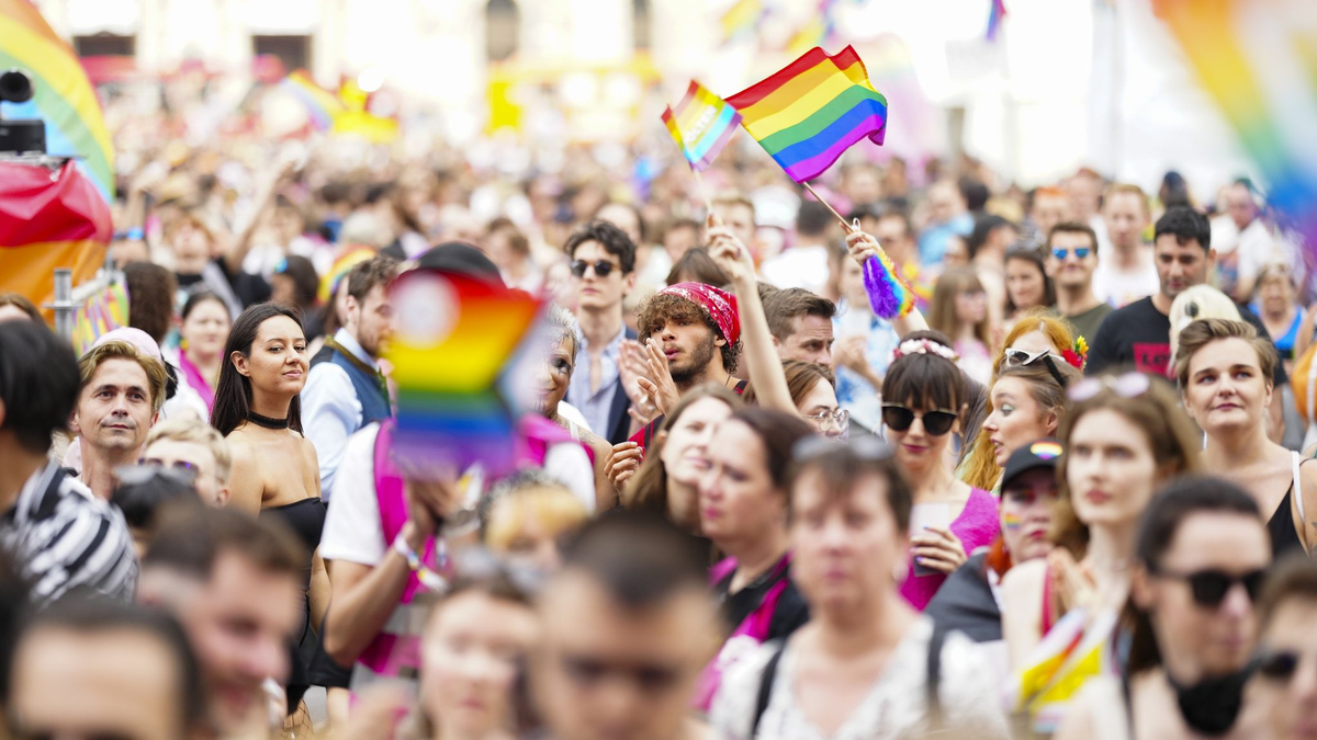 Besucherinnen und Besucher feierten beim Abschluss der 27. «Regenbogenparade» am Rathausplatz in Wien. - Foto: Eva Manhart/APA/dpa