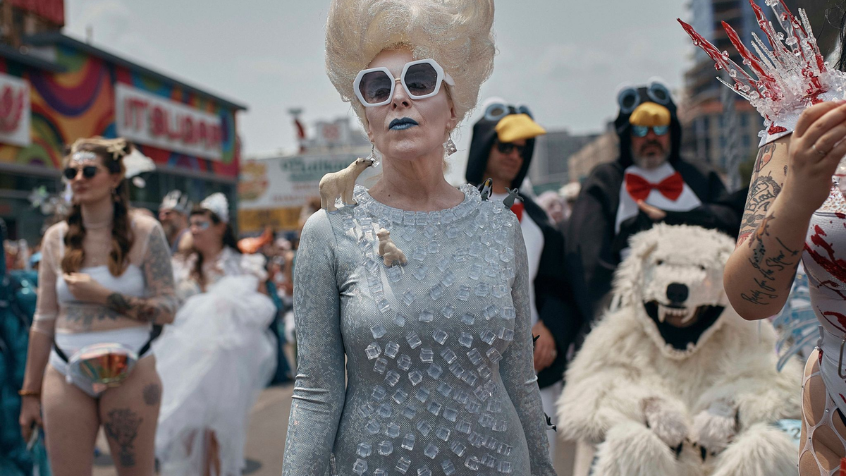 Feiernde grüßen von einem Festwagen. - Foto: Andres Kudacki/AP/dpa