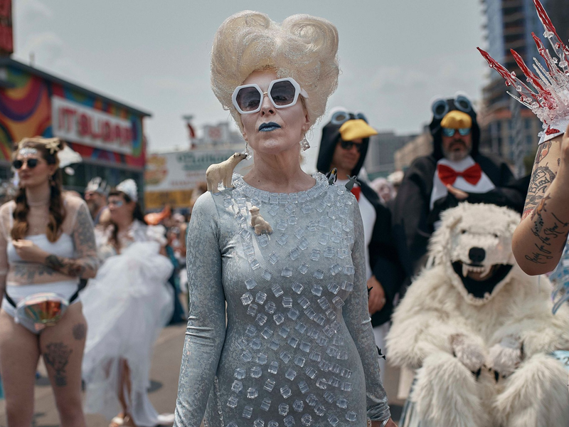 Feiernde grüßen von einem Festwagen. - Foto: Andres Kudacki/AP/dpa
