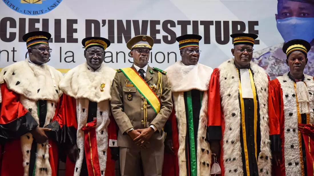 Oberst Assimi Goita (M) bei seiner Vereidigung als neuer Übergangspräsident von Mali im Juni 2021. - Bild: Nicolas Remene/Le Pictorium Agency via ZUMA/dpa