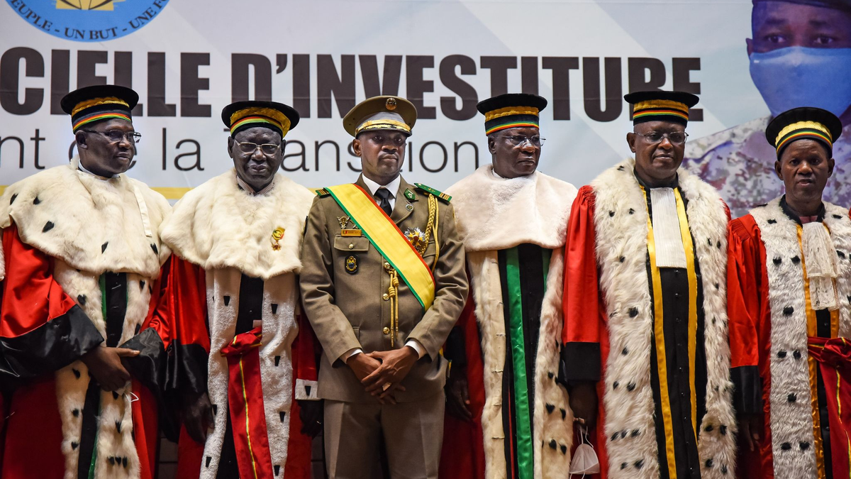 Oberst Assimi Goita (M) bei seiner Vereidigung als neuer Übergangspräsident von Mali im Juni 2021. - Foto: Nicolas Remene/Le Pictorium Agency via ZUMA/dpa