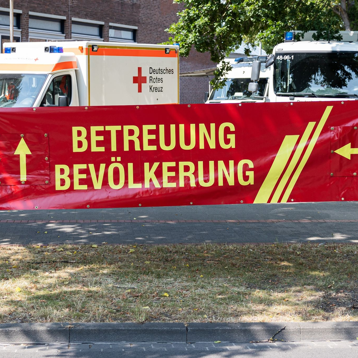 Ein Banner mit der Aufschrift «Betreuung Bevölkerung» hängt vor der Evakuierungsunterkunft in Hannovers  Herschelschule. - Foto: Michael Matthey/dpa