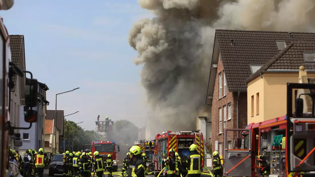 Rauch und Flammen schlagen aus dem Motorradladen in Sankt Augustin. - Bild: Ralf Klodt/dpa